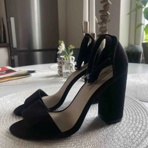  - Använda fåtal gånger så i fint skick. storlek 38 från Nelly.com 