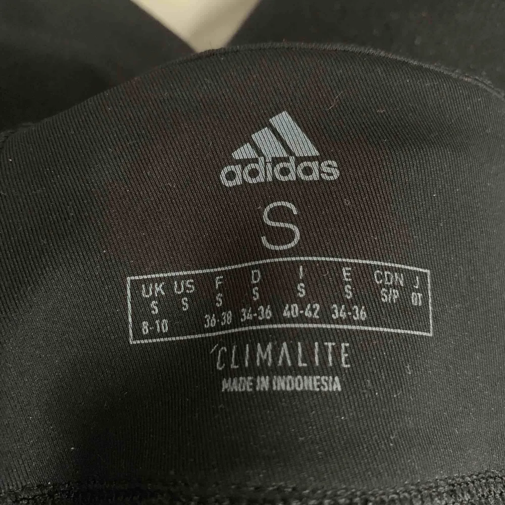 Adidas tränings thights , aldrig använda bara borttagen prislapp . Jeans & Byxor.