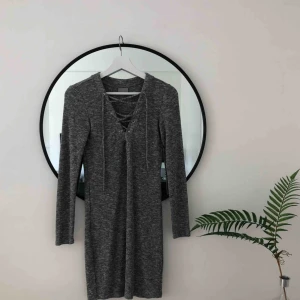  - Drömmig klänning köpt second hand. I gråmelerat jättemjukt ribbad material, superstretchig så passar XS-M skulle jag säga 🌿😁