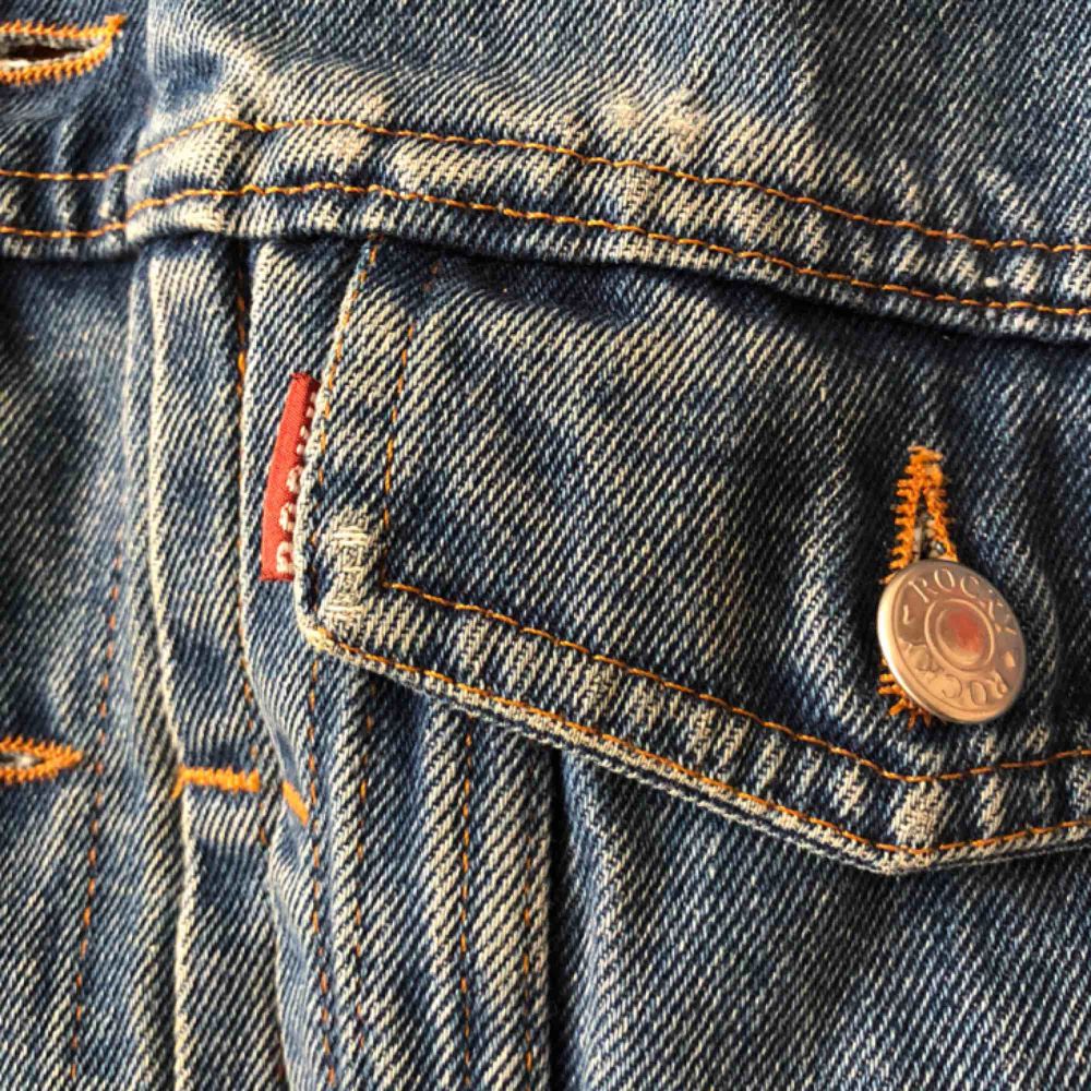 Vintage jeansjacksväst. Snyggt använt skick. Ingen tag med storlek men sitter som en stor medium / liten large . Jackor.