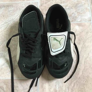  - Fotbollsskor i märket Puma. Använda en säsong. Storlek 30. Köparen betalar frakten