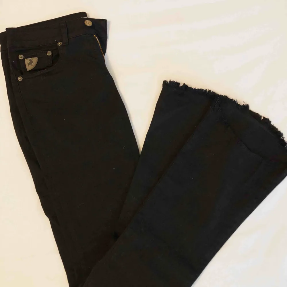 Flare/bootcut jeans med slitningar längst ner.  Storlek S i stretchigt material. Använda en gång.   Nypris 1300kr.. Jeans & Byxor.