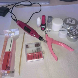  - Elfil nypris 279 kr,builder white gel nypris:187 kr,builder cover beige nypris:125 kr,pink cover gel  Nypris:50 kr ,silver Diamond nypris:30 kr,primer nypris:139 kr,base & top nypris:125 kr,Nagellim nypris:10 kr,klippare nypris 49 kr.Värde över 1000 kr