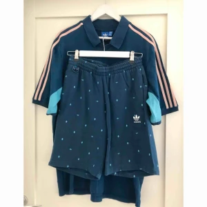  - Tröja L och shorts i S. Superfint set!