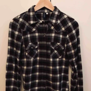  - Rutig damskjorta från MQ, stl 34. Knappt använd. Mjukt och skönt tyg. 