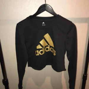  - Storlek: S Con: 6/10 använd 1 gång men har klippt av den så är en Crop top nu ;)  Köparen står för frakten 