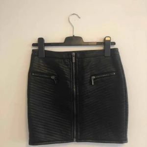  - Riktigt snygg skinnkjol från H&M. Man lär ju lätt ha den absolut snyggaste kjolen bland kompisarna i sommar. Aldrig använd :( så i super bra skick :) Köparen betalar 69 kr +frakten.🤗