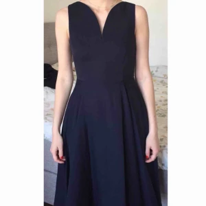  - Superfin marinblå klänning från cos. Knälång. Använd endast en gång. Nypris: 900kr Kan mötas upp i Gbg, annars tillkommer frakt✨