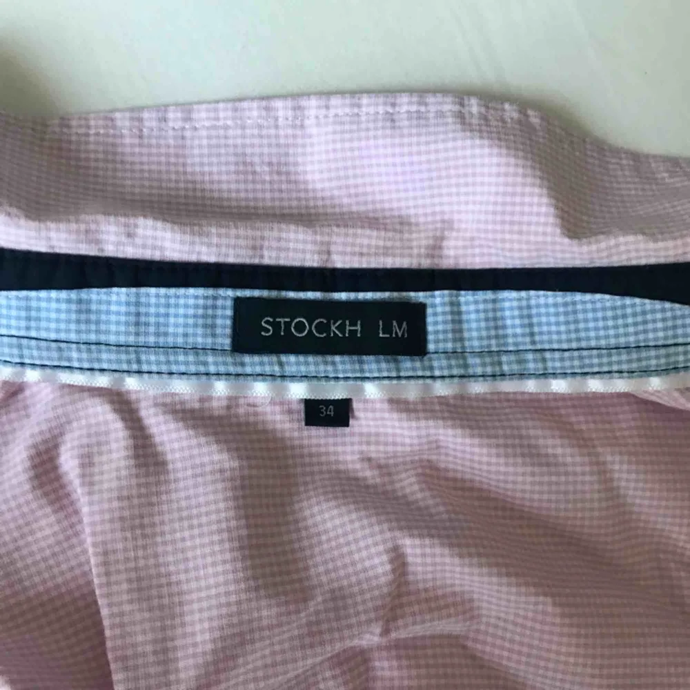 Superfin ljusrosa smårutig skjorta från MQs märke STOCKH LM, aldrig andvänd!! Tunnt material och väldigt bra skick☺️☺️. Skjortor.