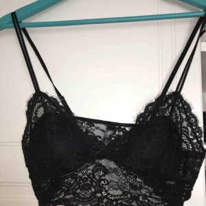  - En super snygg svart spets Bralette från Ella M. Använd ca 2 gånger. Säljer pågrund av för liten. 