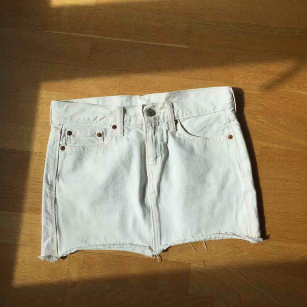 Vit kjol i jeans/denim från Levis | Plick Second Hand