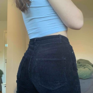  - Byxor från Monki endast använda en gång!  Fett stretchiga och mjuka som ni ser på bilden! Nyskick då det knappt använts! Fraktar ej!  Möts upp i Sthlm, Liljeholmen, farsta trakterna :)