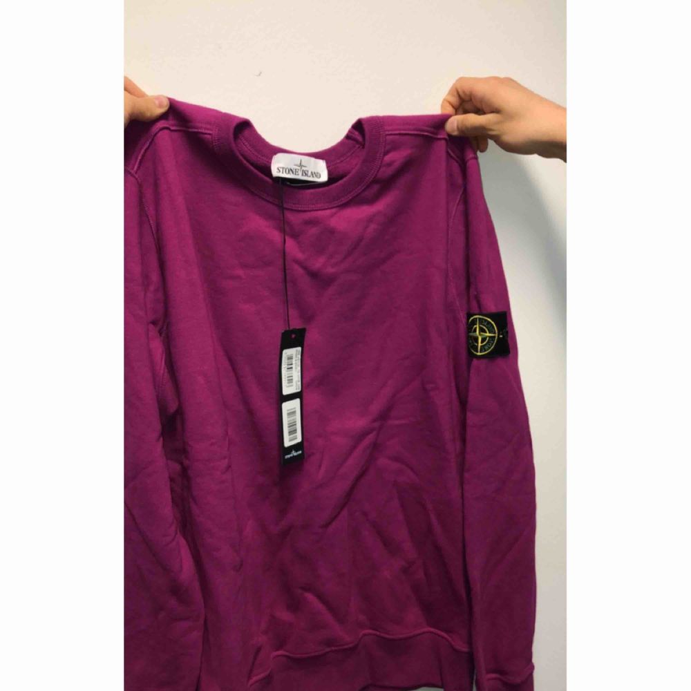 Stone Island crewneck i storlek L. Fick i present men säljer då den är för stor för mig. Helt oanvänd med tags och kvitto!. Tröjor & Koftor.