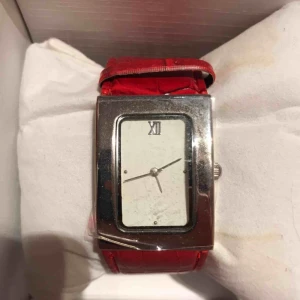  - En fin klocka som jag fick i present men den passade inte mig så jag har aldrig använd den. Glas skyddsplast är kvar på klockan som ni ser. Köparen står för frakten.