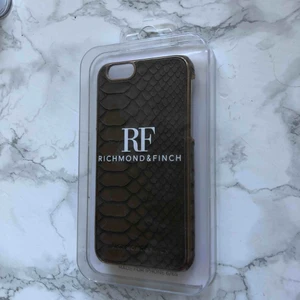  - Coolt Richmond & Finch skal som är oanvänt. Säljer pga inte passar min mobil. Passar till iPhone 8/7/6/6s. Köparen står för frakt men kan också mötas upp i Stockholm 