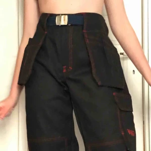  - Aaaaas snygga svarta byxor med röda sömmar. Oanvända i jättebra skick och kvalitet. Det står storlek 52 i dom men de är typ en L funkar nog på M också beroende på hur man vill att de ska sittaFraktkostnad tillkommer (63kr)❤️