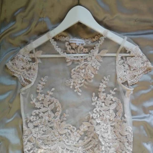  - Transparent puderrosa topp. Kan ha under klänningar och toppar. Finns en dragkedja på sidan så det är lätt att ta på sig tröjan. 