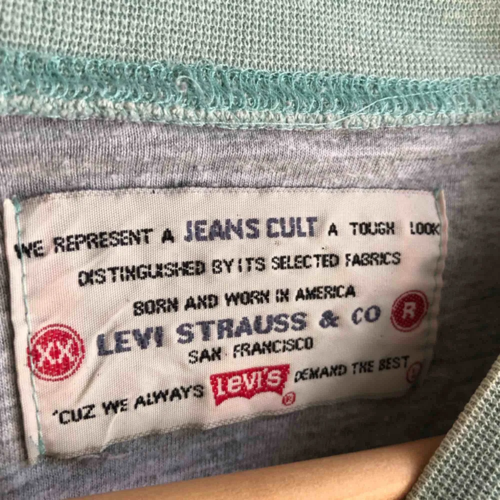 Vintage Levis T-shirt . 80/90-tal. Dubbla lager tyg så tjockare än en normal T-shirt. Väl använt skick. Kan hämtas i Uppsala eller skickas.. T-shirts.