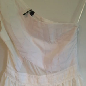 Vit enaxlad klänning från topshop! Använd en gång - Vit enaxlad klänning från topshop! Använd en gång