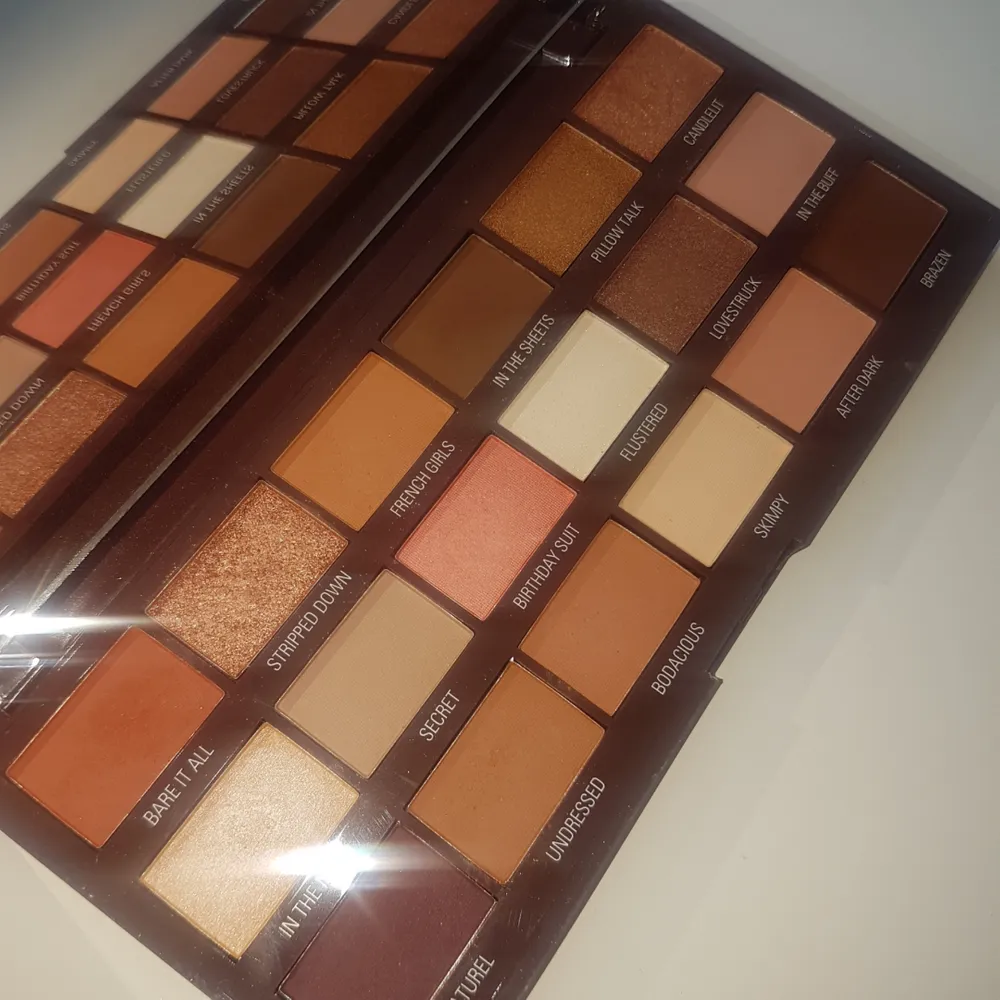 Nudes Chocolate - paletten från I Heart Revolution! Den är swatchad, men annars oanvänd. Superfint pigment, men jag använder den helt enkelt aldrig. Frakten ingår! 💞. Accessoarer.