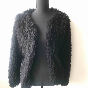  - Mysig jacka/kofta i pileliknande material. Köparen står för frakten 🖤