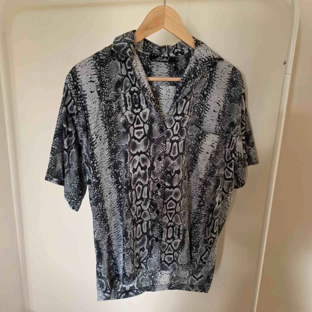 Hawaiiskjorta från MotelRocks med snakeprint. Använd fåtal gånger. Frakt ingår i priset!!. Skjortor.