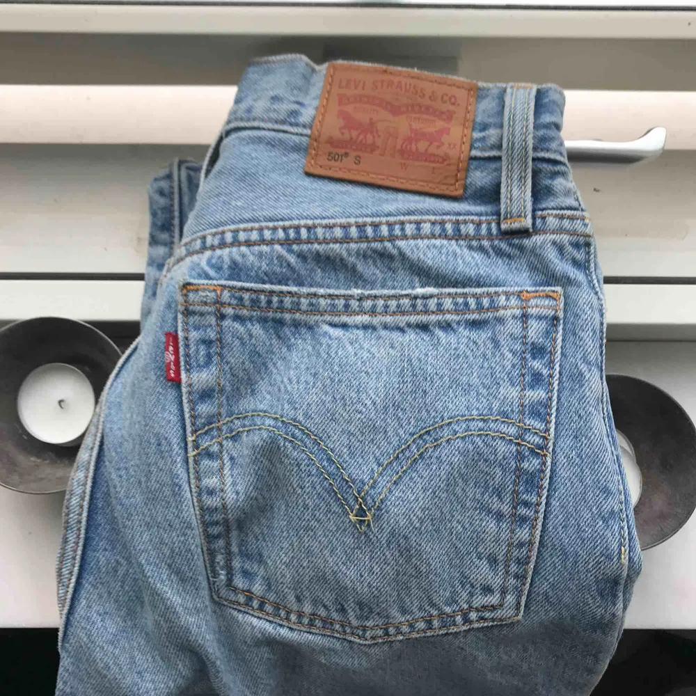 501 jeans från Levi’s. Endast provade, helt nytt skick. Pris kan diskuteras och kan fraktas.. Jeans & Byxor.