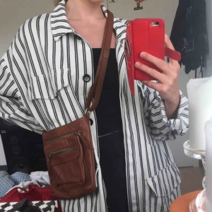  - Liten väska!!! Många dragkedjor?! Justerbart band!  Frakt tillkommer✨