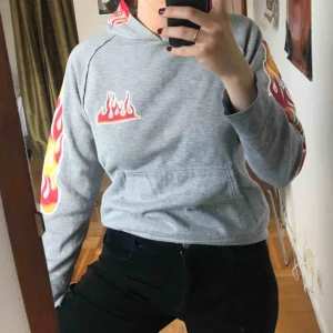  - Hoodie m flames! Köpt på barnavdelningen så oklart med storlek, men typ S-M!