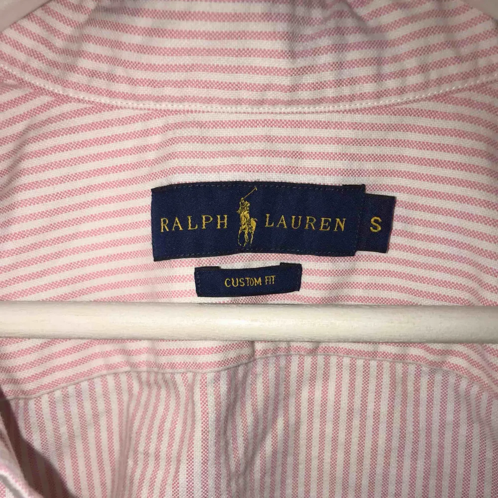 Rosa/vit randig skjorta ifrån märket Ralph Lauren Använd 1 gång så den är nästan helt som ny! . Skjortor.