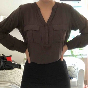  - Skjorta i brun/svart. 😊