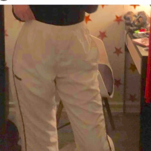  - Vita Adidas trackpants i fint skick. Köpta här på plick (hennes bilder) men tyvärr lite små. Jag möts upp i Gbg eller fraktar men då tillkommer fraktkostnad (ca 65kr)❤️