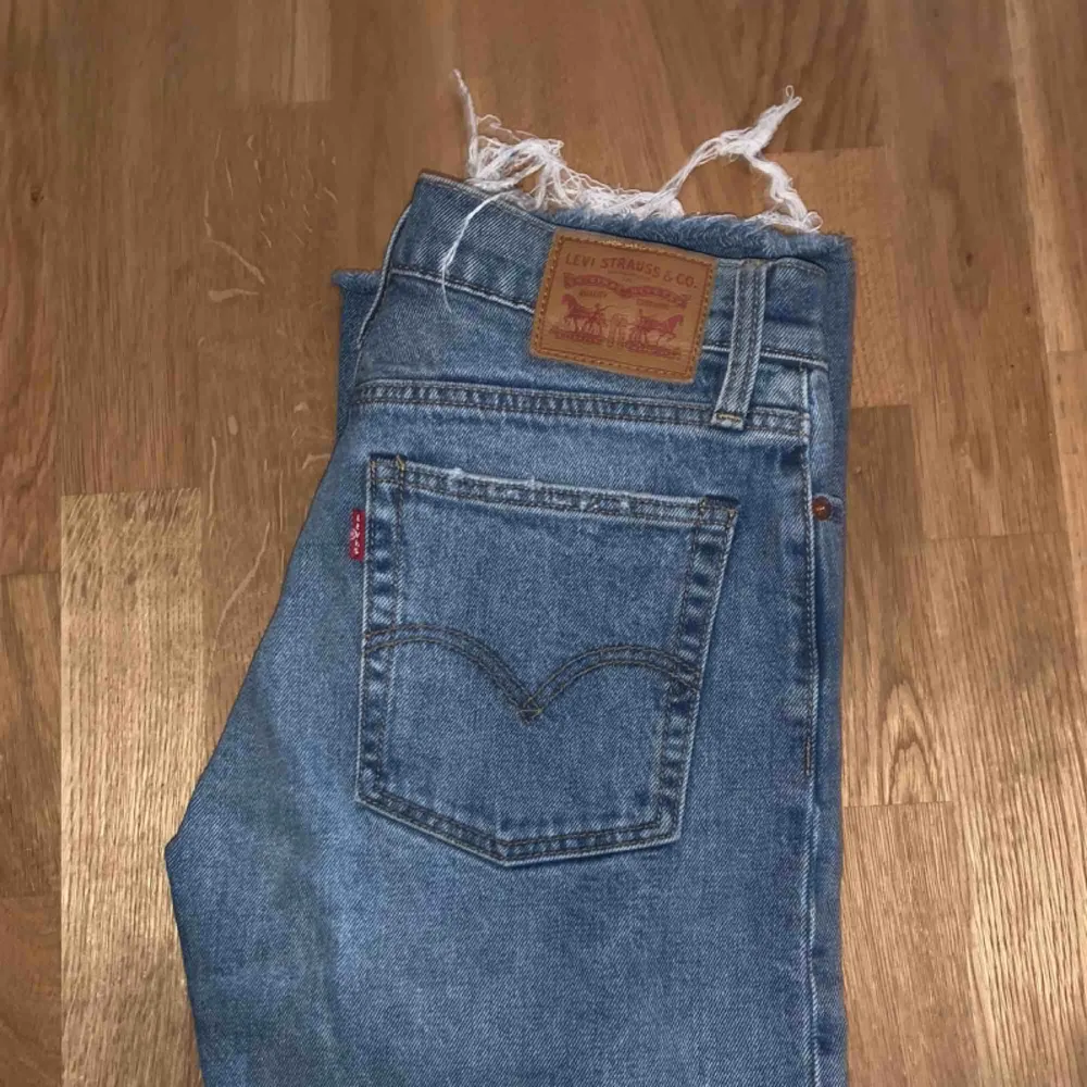 Sjukt snygga Levis-jeans i storleken 26. Använda men i bra skick. Ljusblå färg. Tar emot bud!. Jeans & Byxor.