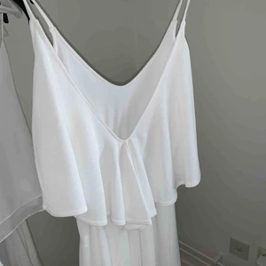  - Jättefin klänning från Nelly med djup rygg.  Använd vid ett tillfälle. Har en liten liten fläck, därav billig. :-)