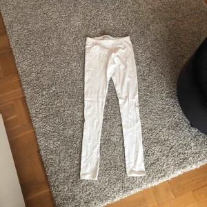  - Vita simpla leggings från name it.  Använda några enstaka gånger.