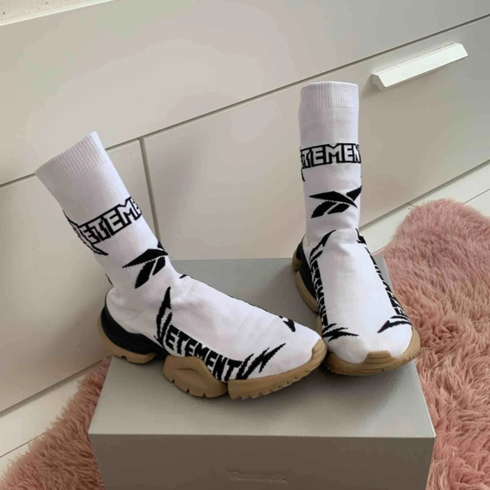 Skitsnygga sock boots från collab mellan Vetements och Reebok. Använda några få gånger men väldigt varsamt, där av i riktigt bra skick!   Kartong och dustbags medföljer vid köp. . Skor.