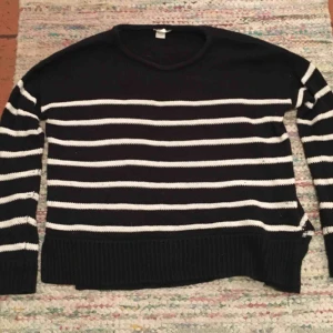  - Säljer en stickad tröja i färgen svart och vit. Mycket fin i skick.