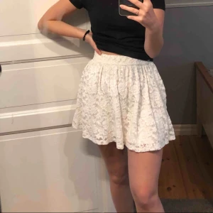  - Jätte gullig spets kjol från Lindex. Sitter fint och har ett fint fall. (Köpare står för frakten) annars kan jag mötas upp i Stockholm