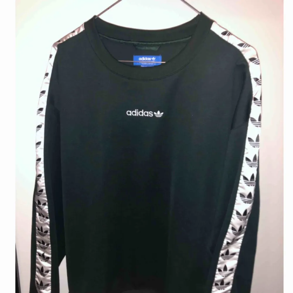 Grön Adidas tape sweatshirt i storlek M i nyskick Nypris 749:-. Hoodies.