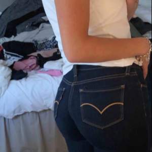 Marinblå levis jeans, endast använda ett fåtal gånger, nypris 999kr