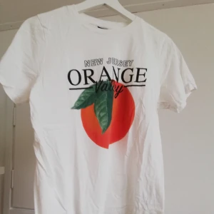 - Vit t-shirt med tryck från Gina Tricot. Använd en gång! 