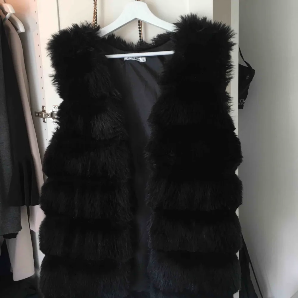 Superfin faux fur pälsväst, knappt använd! Storlek M/L men är liten i storlek så passar S och M bra. Jackor.