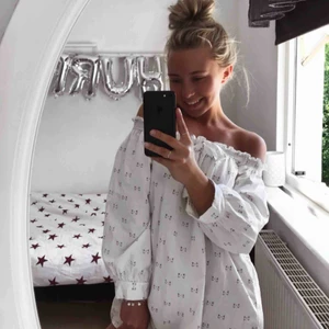  - Super gullig sommarklänning som är köpt här på plick. Off shoulder med knytning vid bysten, endast använd någon gång och kommer tyvärr inte till användning och därför säljer jag. 