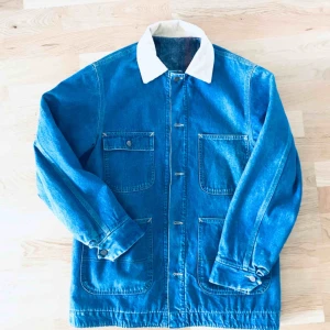  - Fodrad denim jacka med krage i manchester. Passar allt från 36-40, slutar strax under rumpan och har ett foder som värmer lite kyligare vårdagar och sommarkvällar.