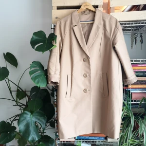  - Beige kavaj eller tunnare kappa från HM. Storlek 42 men funkar med läsare passform på mig som är 34. Fint skick,  använd 2 gånger!