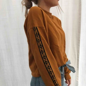  - Rost färgad tröja från NA-KD med sidorevär på ärmarna. Köparen står för frakten. Original pris 399 kr