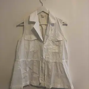 hahah nån kan visst inte strycka sina kläder ;) men men super cool och stilrent vitt ”skjortlinne”. Aldrig använd, därav de bara skicket. Om fler bilder önskas är de bara att höra av sig :) köparen betalar 60 kr+frakten😘