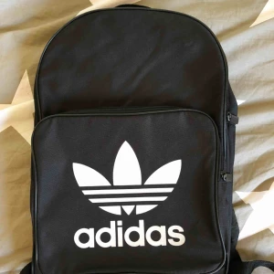  - Nästan helt oanvänd ryggsäck! Ny pris 299kr 