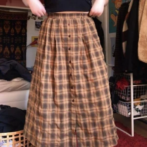  - Säljer denna rutiga kjolen med knappar på, knappt använd så jättebra skick!