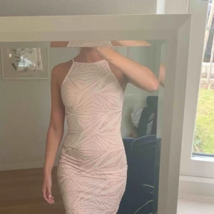  - Ljusrosa glittrig klänning köpt i Tyskland, okänt märke. Aldrig använd! Har en tendens att fälla glitter! Storlek 34/ UK 6! Frakt tillkommer!